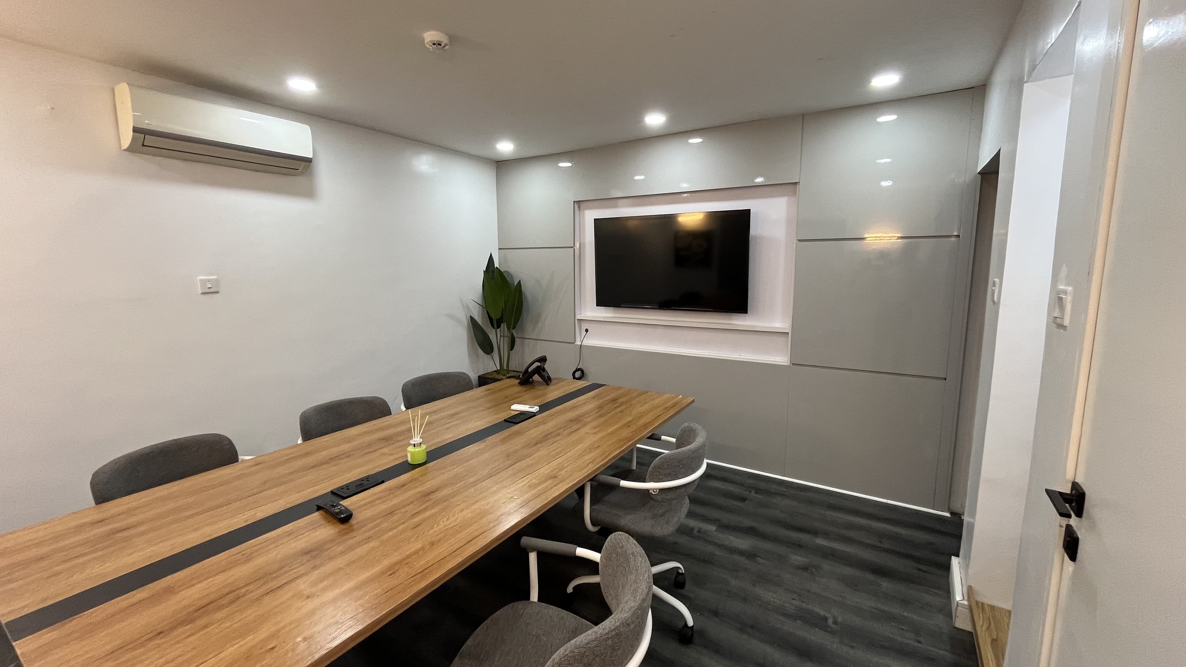 Meeting room workspace